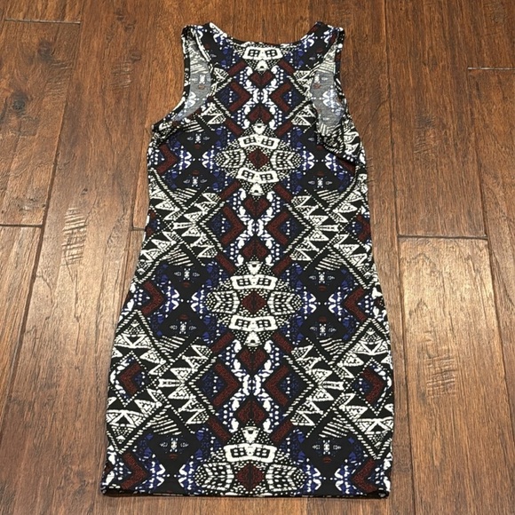 Medium Geometric Patterned Sleeveless Dress - Picture 10 of 12